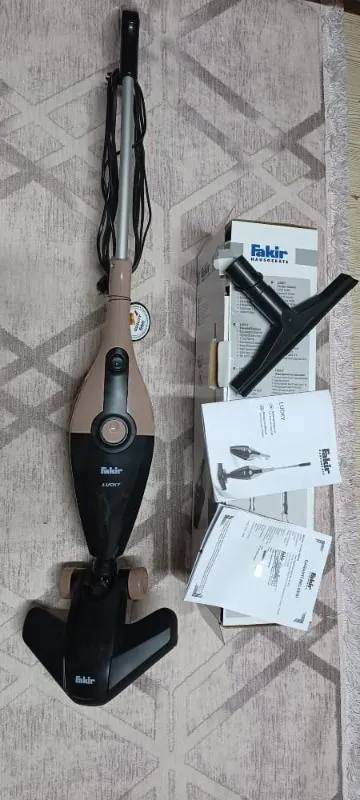 Fakir Lucky Dikey Elektrikli Süpürge – 800 Watt Güçlü Emiş Teknolojisi ile Toz Haznesi Var Bej Renk