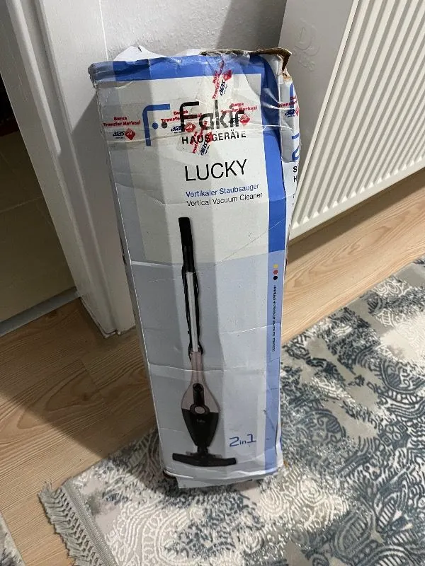 Fakir Lucky Dikey Elektrikli Süpürge – 800 Watt Güçlü Emiş Teknolojisi ile Toz Haznesi Var Bej Renk