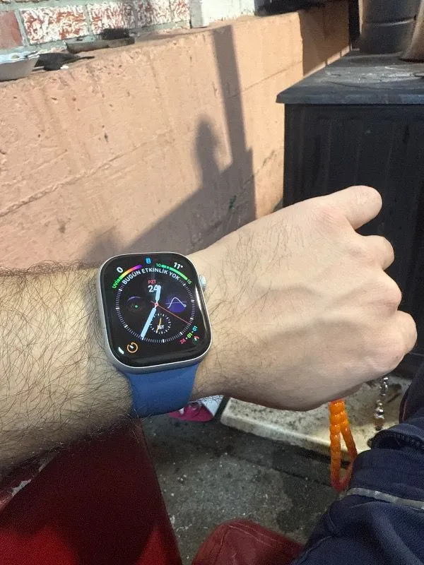 Apple Watch Series 10 GPS, 46 mm Gümüş Rengi Alüminyum Kasa ve Kot Rengi Spor Kordon – M/L